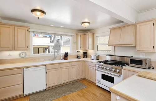 Balboa Peninsula Cabaña | Stunning Beachfront Home in Prime Newport Location! Walk to Dining & Shopping
