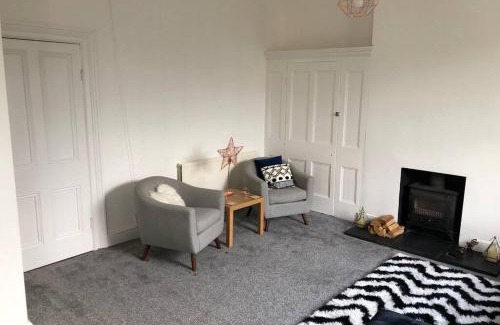 Wirral Apartamento | Stunning Bebington Maisonette - large private drive and entrance, good transport links