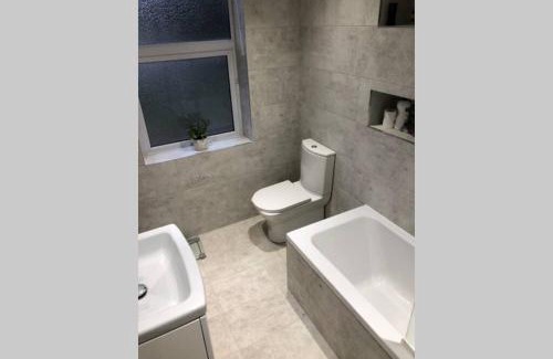 Wirral Apartamento | Stunning Bebington Maisonette - large private drive and entrance, good transport links