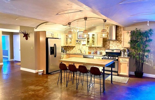 Albany Apartamento | Stunning Bungalo-style Loft in Albany's Warehouse District!