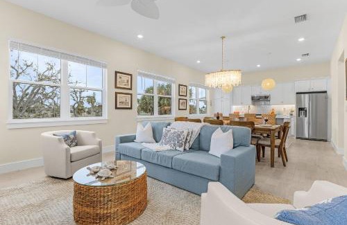 Fort Myers Beach Casa | Stunning - Close to the Beach, Heated Pool