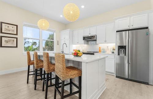 Fort Myers Beach Casa | Stunning - Close to the Beach, Heated Pool