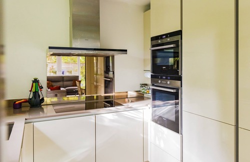 Mortlake Apartamento | Stunning contemporary bright and modern spacious one bedroom garden flat
