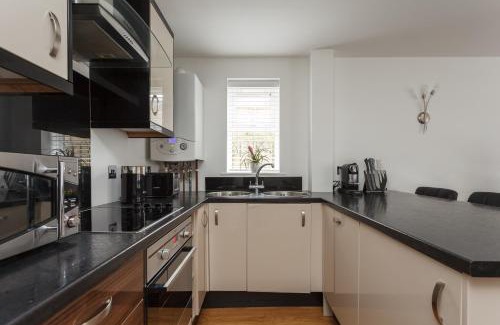 Boscombe Apartamento | Stunning Contemporary Apartment - Free Parking - 5 Minute Walk To The Beach - Great Location - Fast WiFi - Smart TV With Netflix Included - Contractor Friendly - Perfect For Short and Long Stays