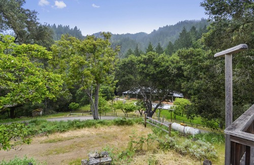 Hacienda Casa | Black Mountain ~ ¡Impresionante refugio en el campo de vino del río ruso con spa y piscina!