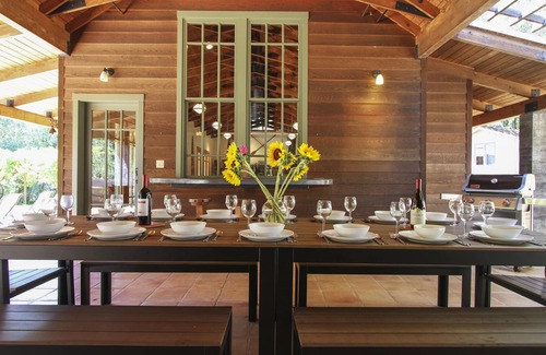 Hacienda Casa | Black Mountain ~ ¡Impresionante refugio en el campo de vino del río ruso con spa y piscina!