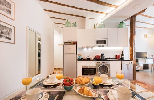 Huertas Apartamento | Impresionante, acogedor y soleado PRADO SANTA ANA 2BR / 2BA, WIFI y LIFT