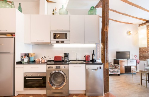 Huertas Apartamento | Impresionante, acogedor y soleado PRADO SANTA ANA 2BR / 2BA, WIFI y LIFT