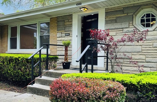 Skokie Casa | Stunning downtown Skokie mid-century modern Luxury four bedroom ranch home