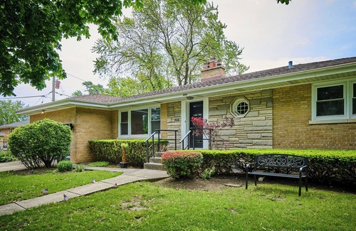 Skokie Casa | Stunning downtown Skokie mid-century modern Luxury four bedroom ranch home