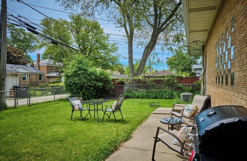 Skokie Casa | Stunning downtown Skokie mid-century modern Luxury four bedroom ranch home