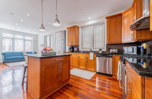 Pulaski Park Casa | Stunning Duplex-4BD/3BA *Prime Location* Sleeps 12