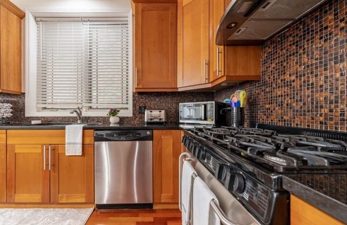 Pulaski Park Casa | Stunning Duplex-4BD/3BA *Prime Location* Sleeps 12