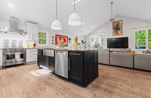 Raleigh Casa | Stunning Executive Home - Walk to North Hills - Hardscaping/Firepit - LOCATION!!