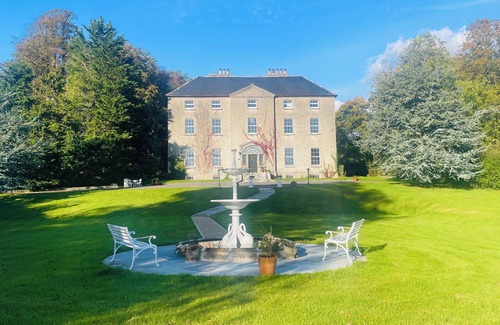 Coolbawn Casa | Stunning historic manor house with WiFi near charming Nenagh