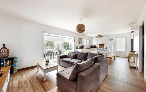 La Bree-les-Bains Casa | Stunning Home In La Brée-Les-Bains