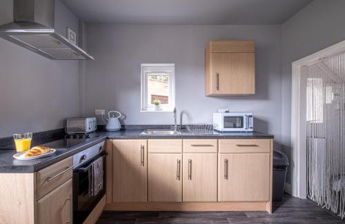 Birstall Apartamento | Stunning Home Ideal for comfort by Our Home Short Stays Free parking fast Wi-Fi and plenty of shops and eating options close by