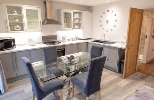 Stanley Casa | Stunning home, overlooking park, suit family, friends, the elderly & contractors