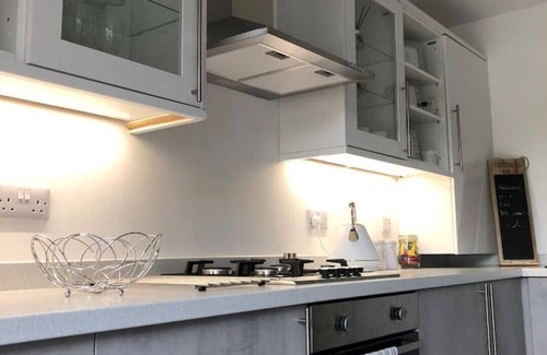 Stanley Casa | Stunning home, overlooking park, suit family, friends, the elderly & contractors