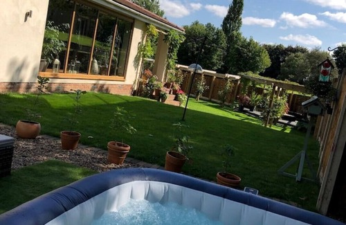 Stanley Casa | Stunning home, overlooking park, suit family, friends, the elderly & contractors