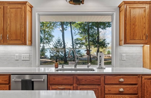 Dassel Casa | Stunning lakeshore retreat, sleeps 22, hot tub and sandy beach, Westview Lodge!
