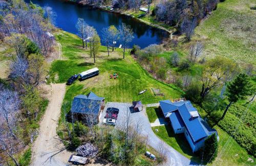 Eden Mills Casa | Stunning Lake Front! Modern+Chic+Cosy pet friendly