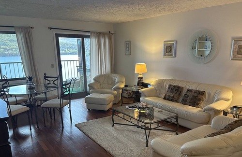 Holcomb Condominio | Stunning Lake View Studio with Private Beach!