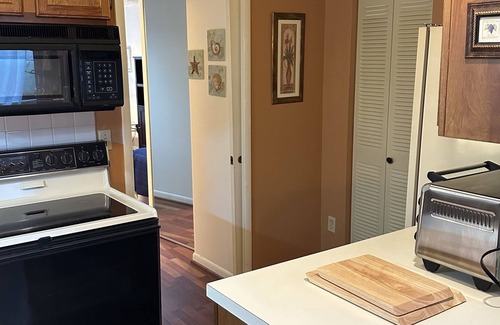 Holcomb Condominio | Stunning Lake View Studio with Private Beach!