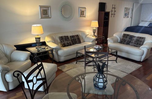 Holcomb Condominio | Stunning Lake View Studio with Private Beach!