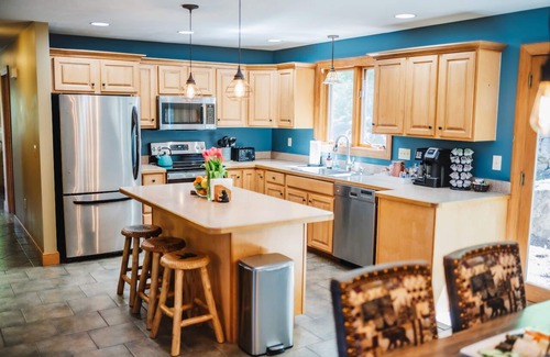 Gilford Cabina | Stunning Lake Views + Fall Colors @ Gunstock - 4 BR Sleeps 10, Dog-Friendly Home