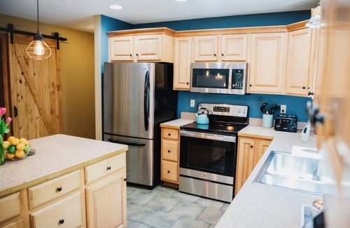 Gilford Cabina | Stunning Lake Views + Fall Colors @ Gunstock - 4 BR Sleeps 10, Dog-Friendly Home