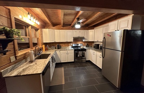 Roscoe Cabina | Stunning Log Cabin Lakehouse with/fireplace - steps from lake!