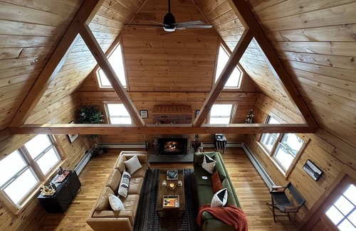Roscoe Cabina | Stunning Log Cabin Lakehouse with/fireplace - steps from lake!