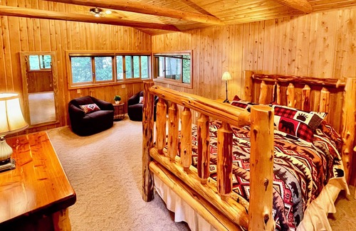 Presque Isle Casa | Stunning Log Cabin + Bunkhouse on Grand Lake w/ kayaks