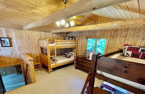 Presque Isle Casa | Stunning Log Cabin + Bunkhouse on Grand Lake w/ kayaks