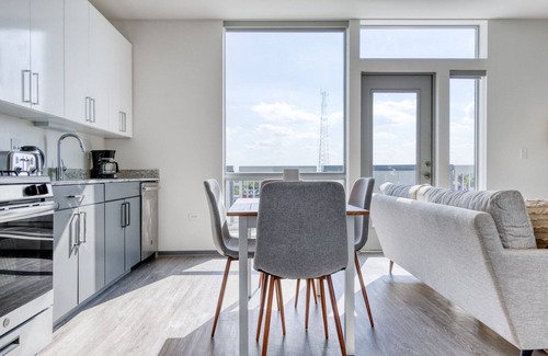 Logan Square Apartamento | Stunning Logan Square 2BR w/ Roof Deck & Gym, 1 block to L, by Blueground