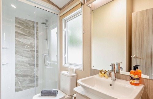 New Forest District Cabina | Stunning Luxury 2-Bed Lodge Near to New Forest and Milford on Sea Sleeps 6