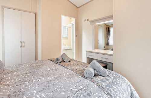 New Forest District Cabina | Stunning Luxury 2-Bed Lodge Near to New Forest and Milford on Sea Sleeps 6