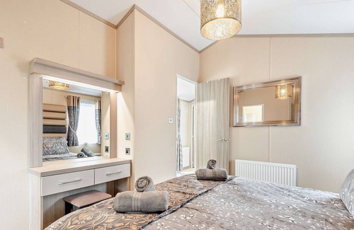 New Forest District Cabina | Stunning Luxury 2-Bed Lodge Near to New Forest and Milford on Sea Sleeps 6