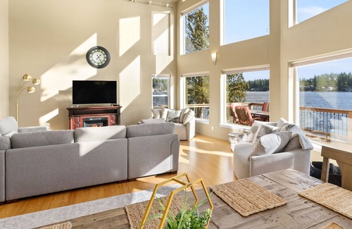 Grapeview Casa | Stunning Mason Lake Waterfront Home