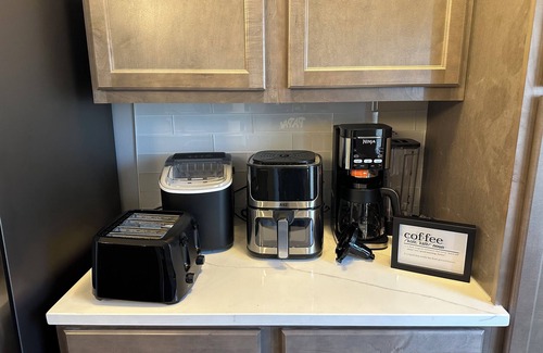 Walnut Hills Apartamento | Stunning, Modern 2 Bedroom Retreat with King Bed