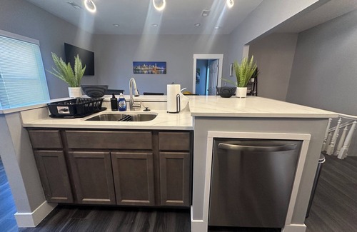 Walnut Hills Apartamento | Stunning, Modern 2 Bedroom Retreat with King Bed