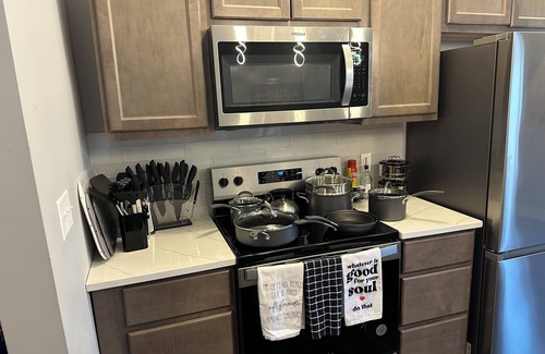 Walnut Hills Apartamento | Stunning, Modern 2 Bedroom Retreat with King Bed