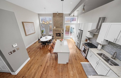 Noble Square Casa | Stunning MODERN Home Downtown/RiverWest Close to Fulton Market & United Center
