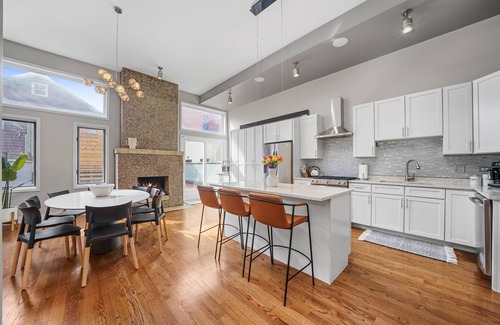 Noble Square Casa | Stunning MODERN Home Downtown/RiverWest Close to Fulton Market & United Center