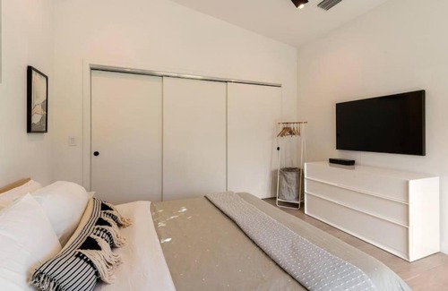 Park Lake - Highland Casa | Stunning Modern Home in Hip Enclave near DT