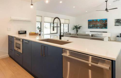Park Lake - Highland Casa | Stunning Modern Home in Hip Enclave near DT
