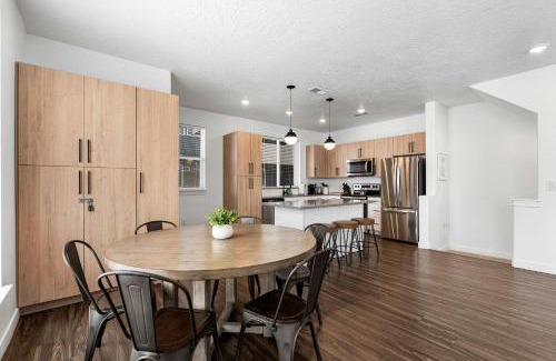 Draper Apartamento | Stunning Modern Luxury Townhome in Central Locale
