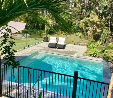 Weyba Downs Casa | Stunning Modern Queenslander, steps to Lake