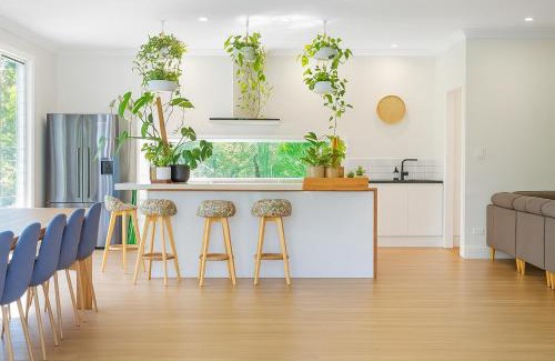 Weyba Downs Casa | Stunning Modern Queenslander, steps to Lake